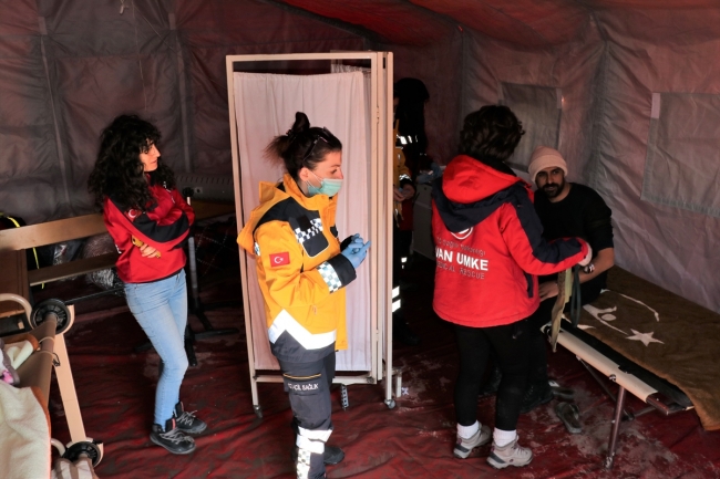 Sahra hastaneleri depremzedelerin yaralarını sarıyor